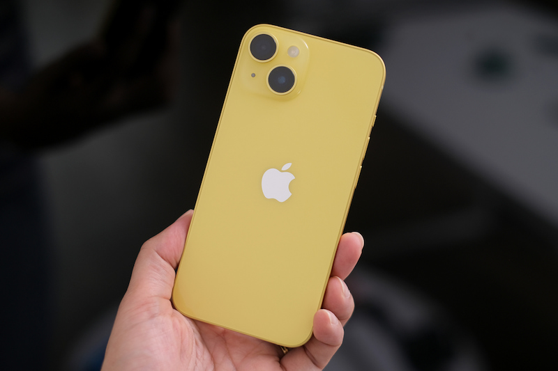 Ngắm nhìn ảnh thực tế iPhone 14 màu vàng
