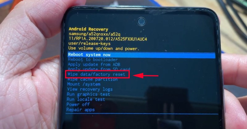Nhấn phím Nguồn để chọn Wipe data/ factory reset trên điện thoại Samsung