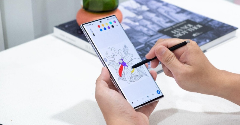 Samsung Galaxy S22 Ultra được tích hợp S Pen trong thân máy