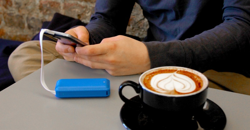 Sử dụng pin sạc dự phòng tại quán cafe là phương pháp bảo vệ điện thoại