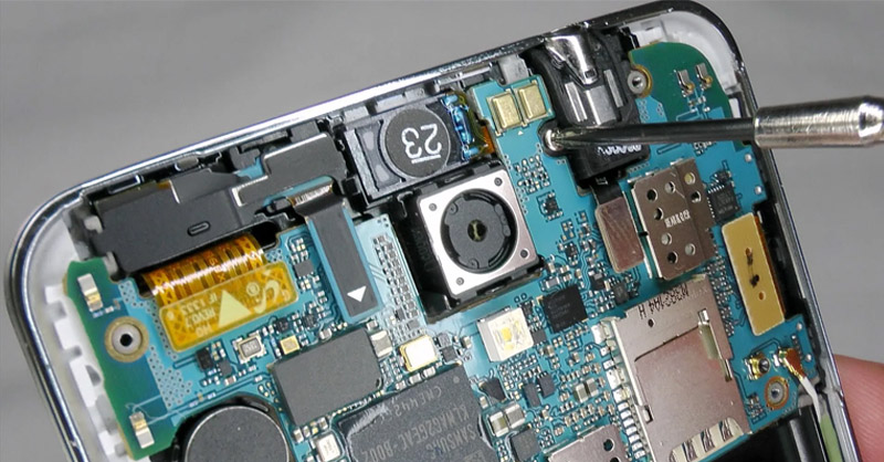 Thay IC hiển thị để khắc phục tình trạng màn hình điện thoại Samsung bị đen