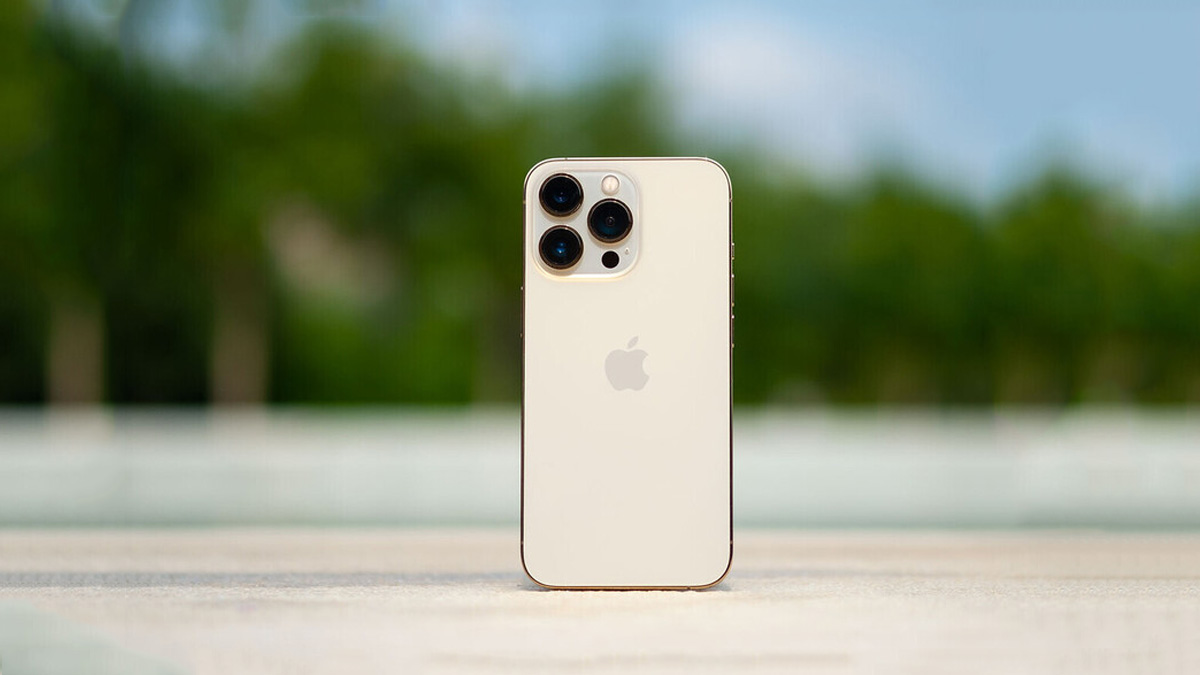 Thiết kế cạnh viền vuông của iPhone 13 Pro vàng 