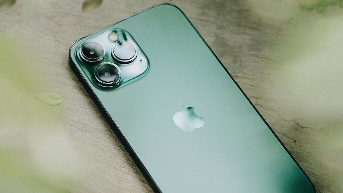 Thiết kế nguyên khối của iPhone 13 Pro Max xanh lá 