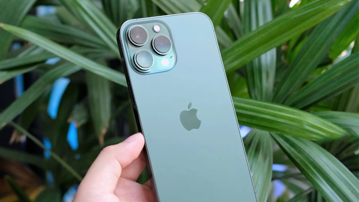 Vẻ đẹp nhẹ nhàng, tinh tế của iPhone 13 Pro xanh lá 