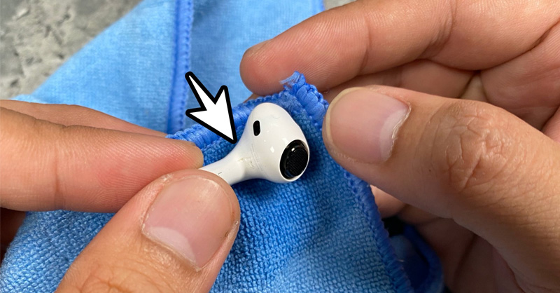 Các mảng bám và bụi bẩn có thể ảnh hưởng đến sự hoạt động của Airpods