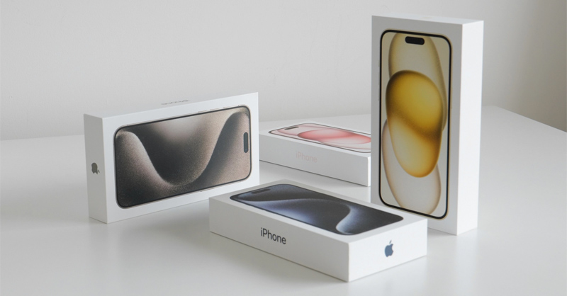 Vỏ hộp iPhone 15 Pro Max được in hình sản phẩm tương ứng 