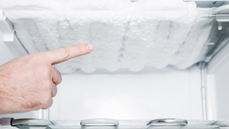 Tuyết bám dày làm tiêu hao điện năng của tủ mát