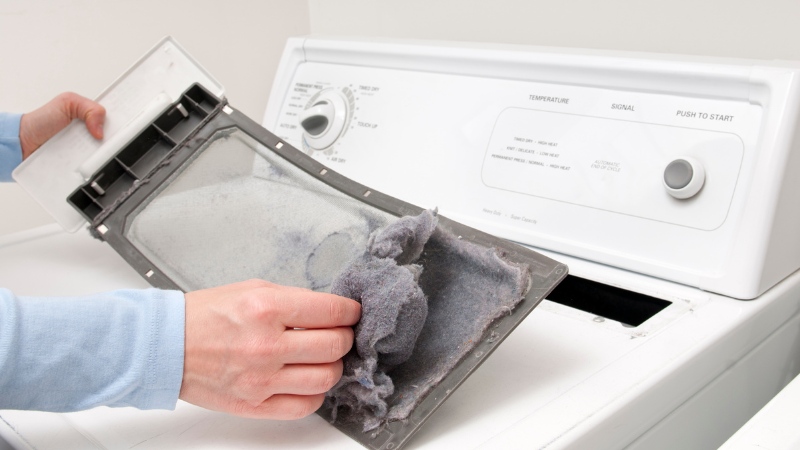Không vệ sinh máy sấy thường xuyên làm quần áo bám mùi ẩm mốc