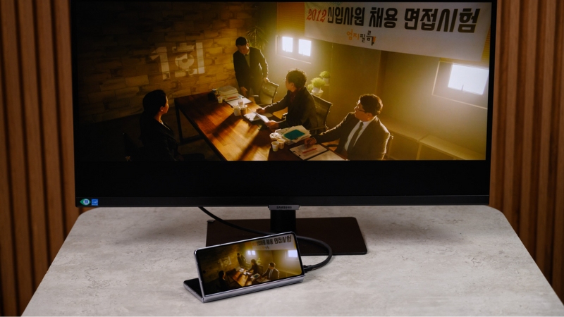 Galaxy Z Fold5 cũng có thể xuất video ra màn hình ngoài tương tự như iPhone 15 Pro