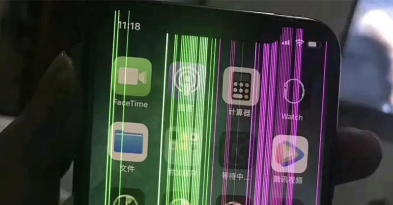 iPhone 11 bị sọc màn hình khiến người dùng khó chịu
