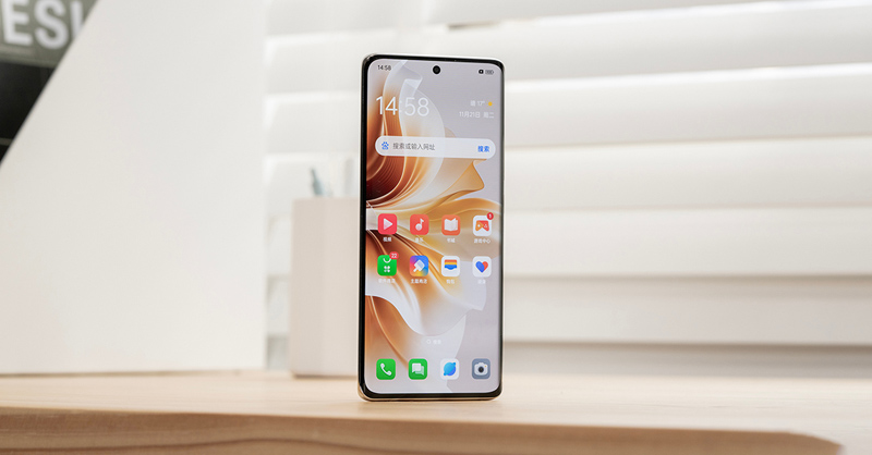 Màn hình rộng lớn của OPPO Reno11 Pro