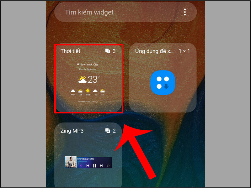 Nhấn giữ vào biểu tượng Thời tiết và kéo ra màn hình chính