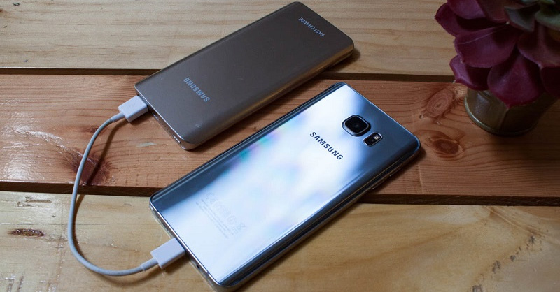 Sạc pin cho điện thoại Samsung khi nhận thấy điện thoại không lên nguồn