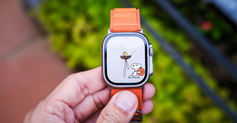 Snoopy và chim Woodstock đùa nghịch với kim đồng hồ 