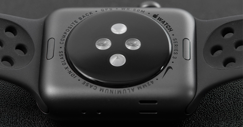 Tên model Apple Watch được in ở phần mặt sau thân máy 