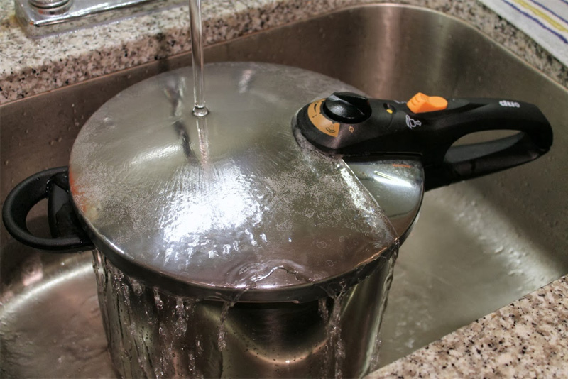 Đặt nồi áp suất dưới nước lạnh là cách xả áp không nên dùng