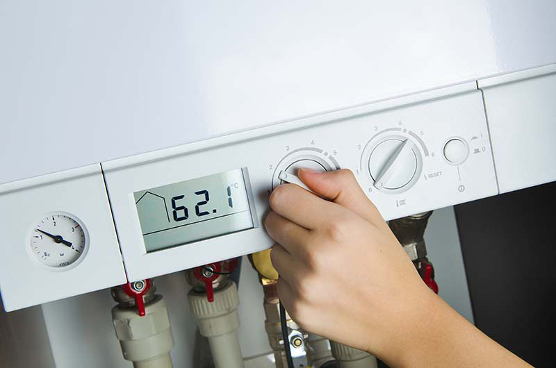Bật máy nước nóng cả ngày gây lãng phí điện