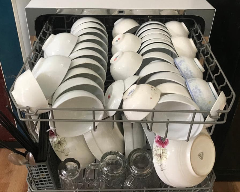 Chén đĩa xếp chồng khiến máy sấy không khô