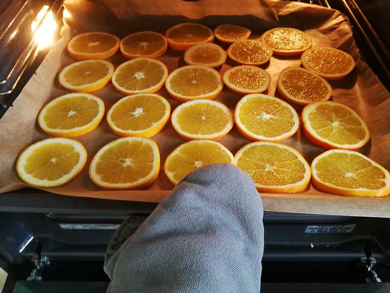 Đặt cam vào sấy trong lò nướng