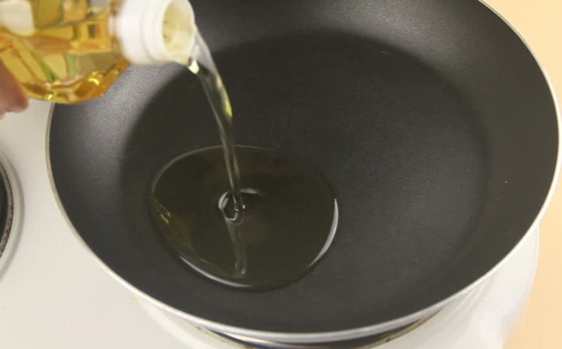 Đun nóng dầu ăn trong chảo chống dính trước khi nấu