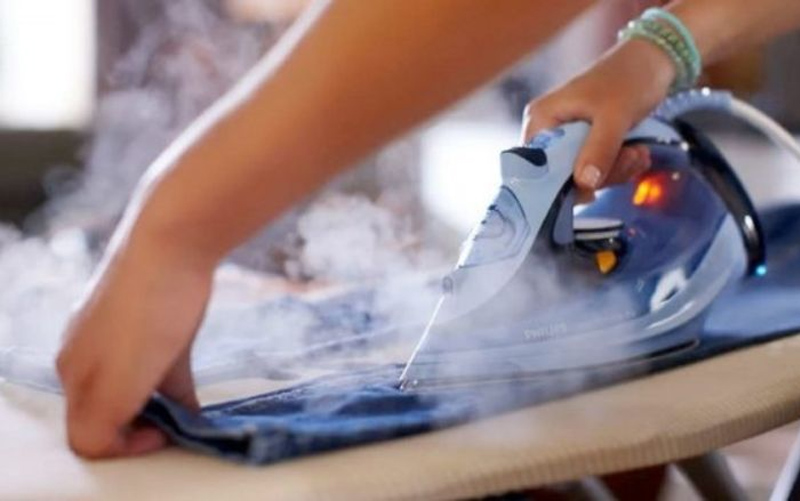 Hạn chế sử dụng nhiều hơi nước khi ủi quần jeans