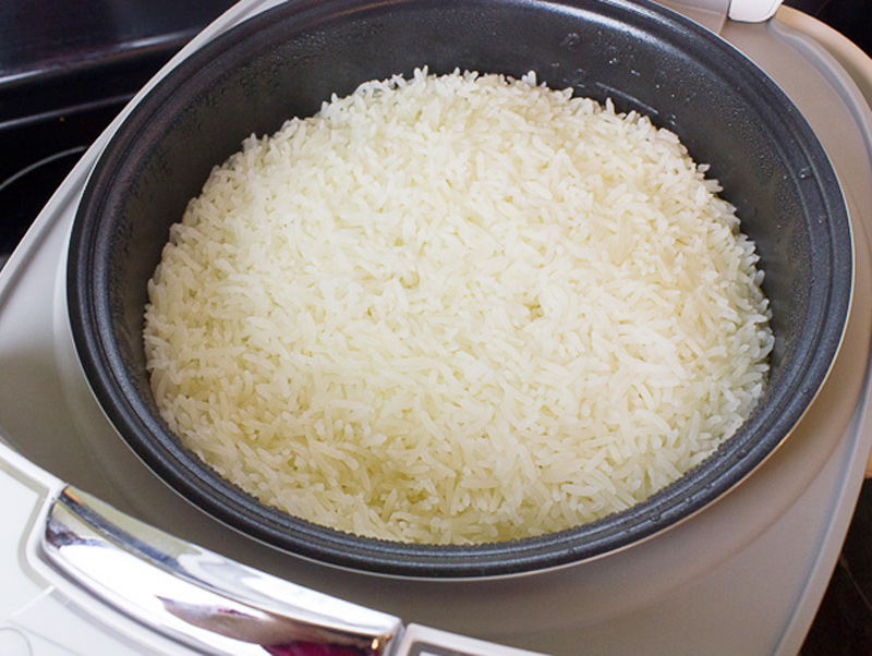 Lượng gạo vượt quá dung tích khiến nồi cơm bị trào nước