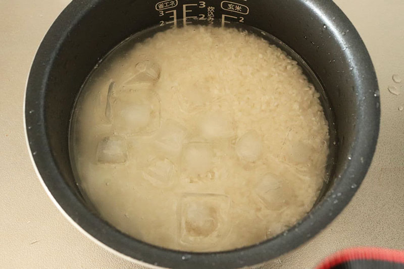 Ngâm gạo với nước đá trong 15 phút