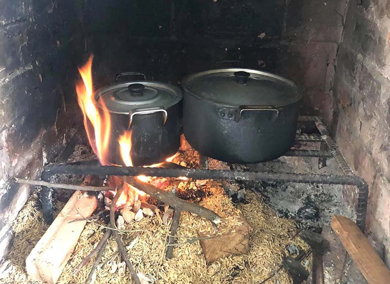 Người Việt nấu cơm bằng bếp củi bếp than khi chưa có nồi cơm điện