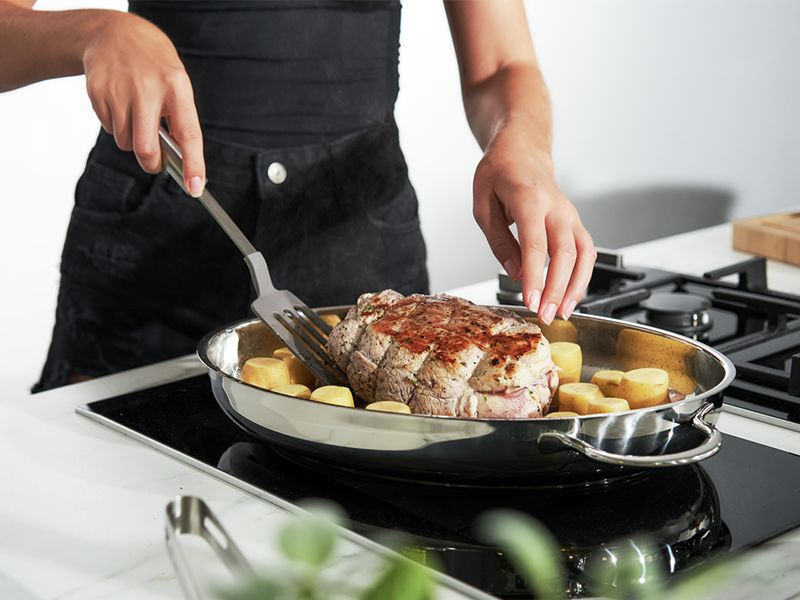 Nướng thịt heo bằng chảo trên bếp từ