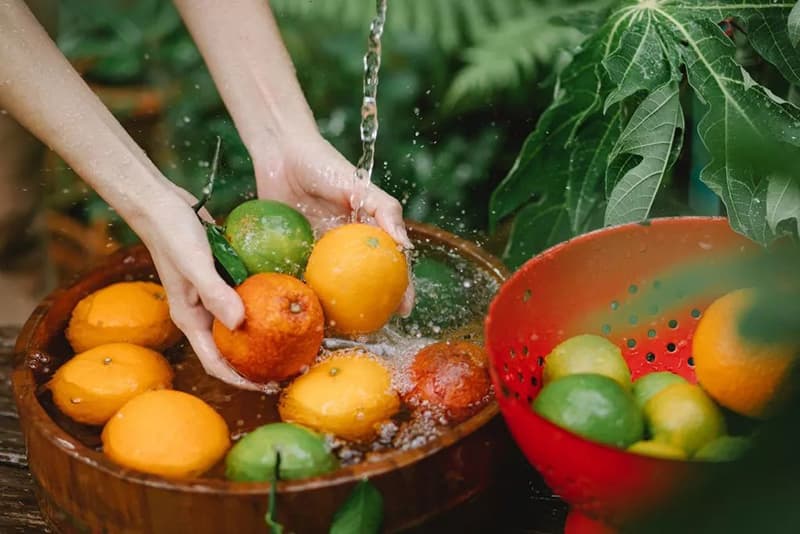 Rửa sạch hoa quả trước khi ép