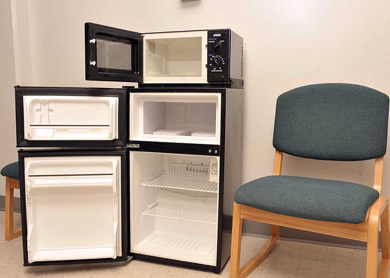 Tủ lạnh có thể quá tải trọng lượng nếu đặt lò vi sóng lên nóc tủ