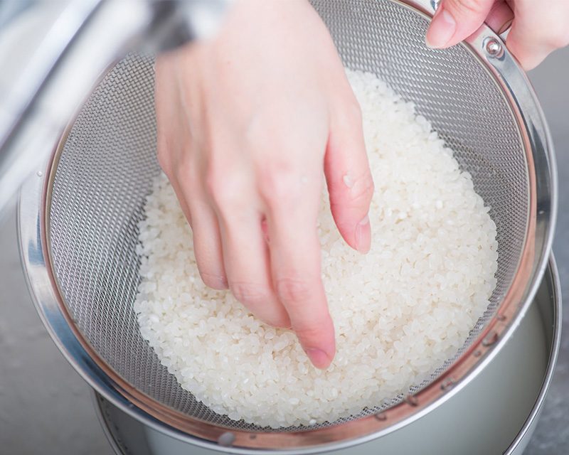 Vo gạo dưới vòi nước sạch