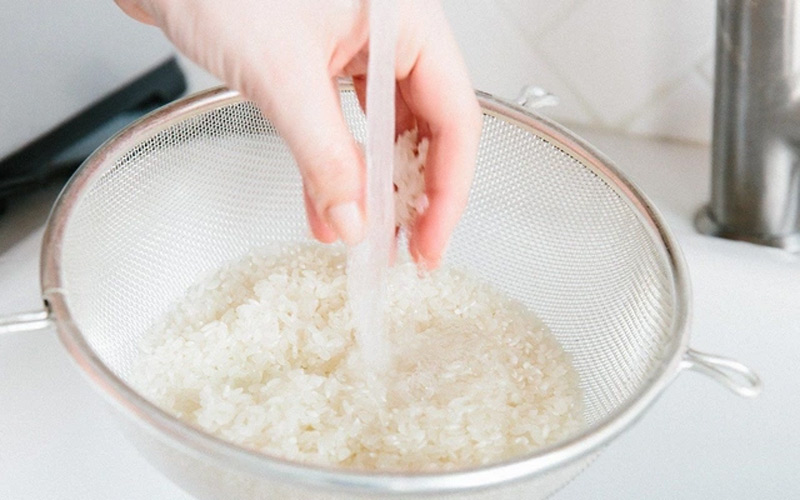 Vo gạo ở ngoài để tránh trầy lớp chống dính