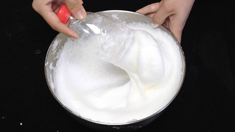 Cách đánh trứng bông bằng chai nhựa