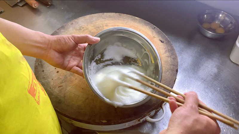 Đánh trứng bông bằng đũa đơn giản