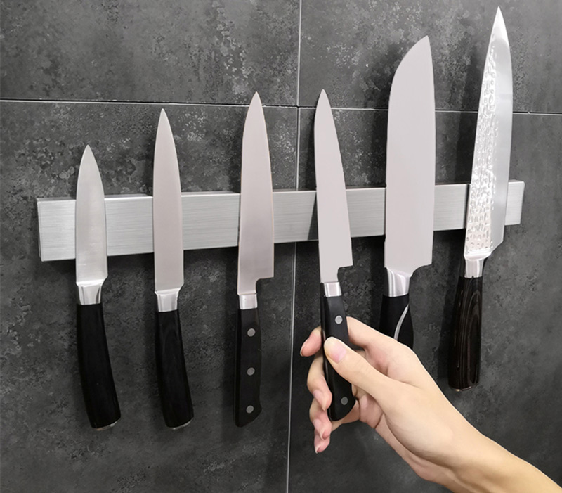 Dùng tấm nam châm để bảo quản dao tốt hơn