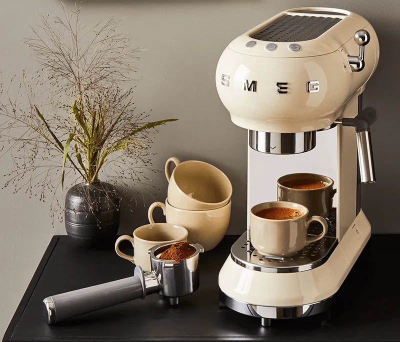 Máy pha cà phê SMEG ECF01CREU màu kem trang nhã