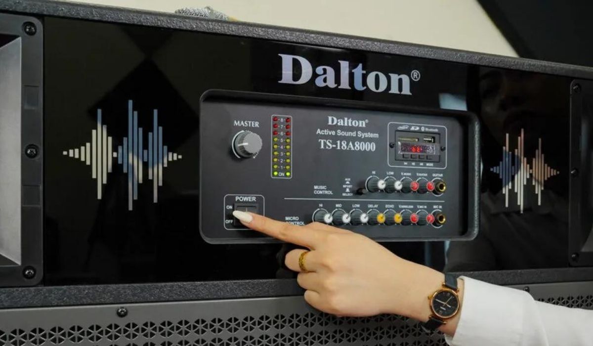 Hệ thống nút điều chỉnh trên loa kéo điện Dalton TS-18A8000