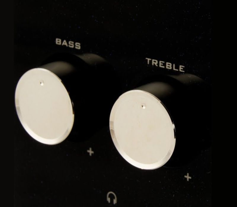 Các nút điều chỉnh âm bass và âm treble trên thiết bị khuếch đại âm thanh