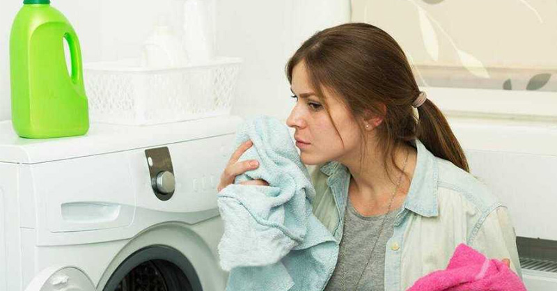 Mùi hôi sẽ xuất hiện khi để quên quần áo quá lâu trong máy giặt