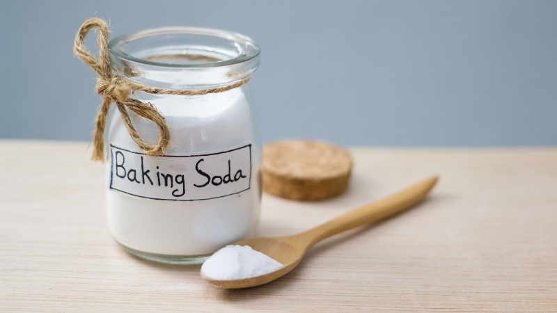 Cách tẩy vết bẩn trên áo len trắng bằng baking soda