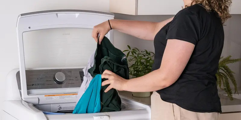Kiểm tra quần áo trước khi cho vào lồng giặt