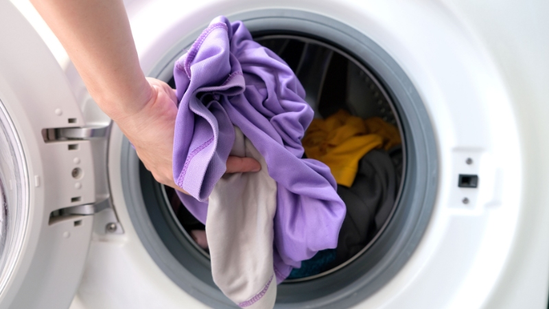 Lấy đồ ra khỏi lồng giặt trước khi vệ sinh máy