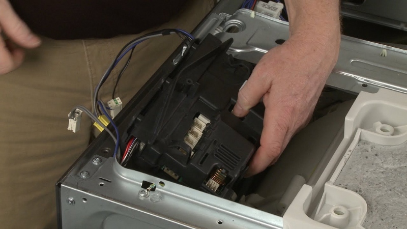 Mạch điều khiển bị hỏng sẽ dẫn đến mã lỗi E91 trên máy giặt Electrolux