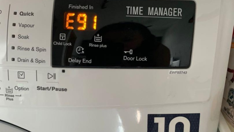 Máy giặt báo lỗi E91 trên màn hình LCD