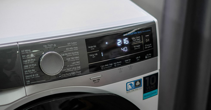 Bảng điều khiển cảm biến, nút vặn to lựa chọn chương trình giặt dễ thao tác