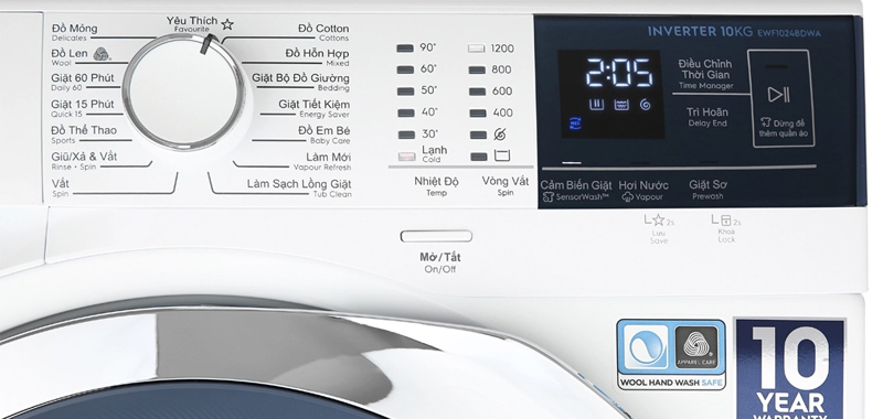 Bảng điều khiển cảm ứng và nút vặn trên máy giặt Electrolux