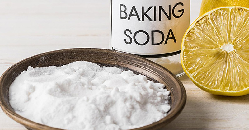 Rắc một lượng nhỏ baking soda để khử mùi