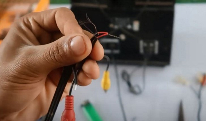 Đứt cuộn dây loa hoặc hỏng chân biến áp IC có thể khiến tivi bị mất âm thanh