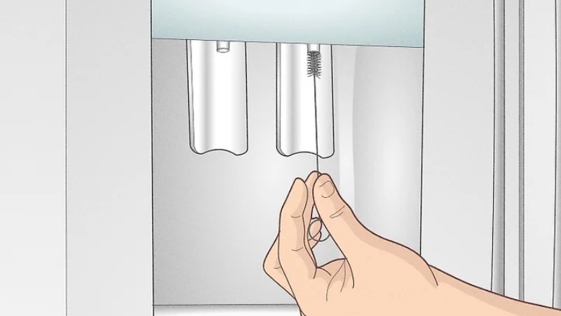 Dùng cọ nhỏ để vệ sinh vòi lấy nước bên ngoài tủ lạnh